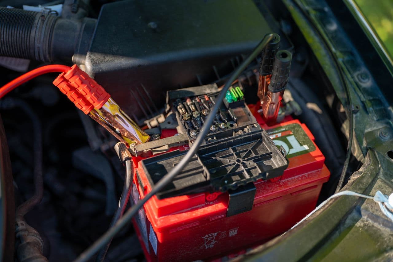Contrôle d'une batterie de voiture chez CJ Motors à Saint-Dizier